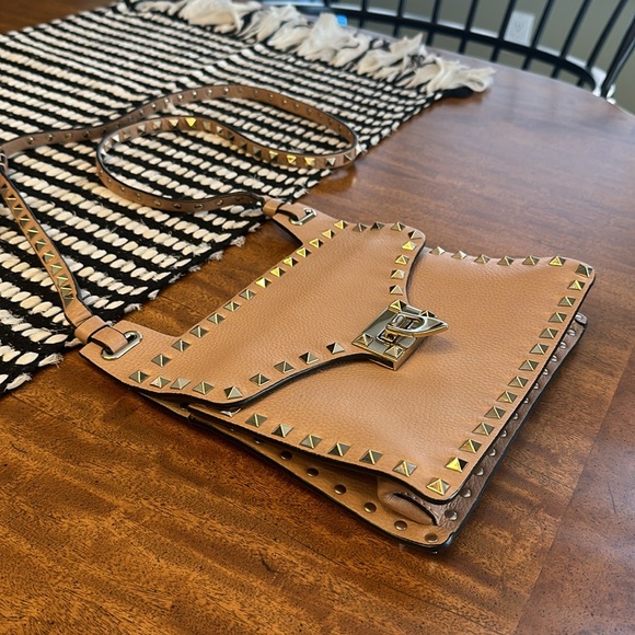 VALENTINO GARAVANI Rockstud Leather Lock-Flap Square Shoulder Bag Skin Sorbet - Picture 9 of 17